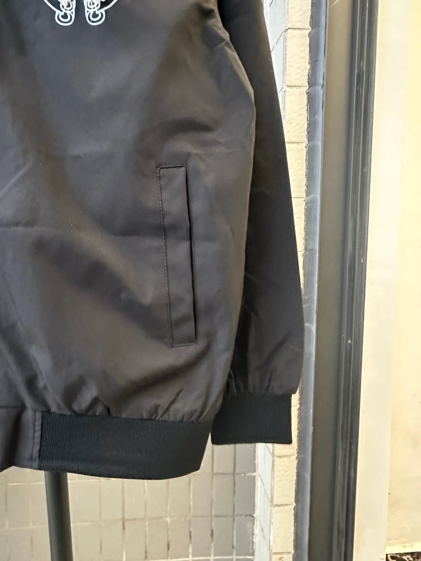 P310 model number: TT75 Chromehearts Chromehearts Pearl Baseball Jacket has clear texture and full texture. It is dyed 1×1 in the same vat with no color difference and is precise. It can be worn in layers. It is a good product for your own use. Highly recommended ~ All accessories are all original and customized!  ... The overall workmanship and materials used are also very particular, reflecting the brand's quality control in every aspect! Proper big factory style! Size:S-XL